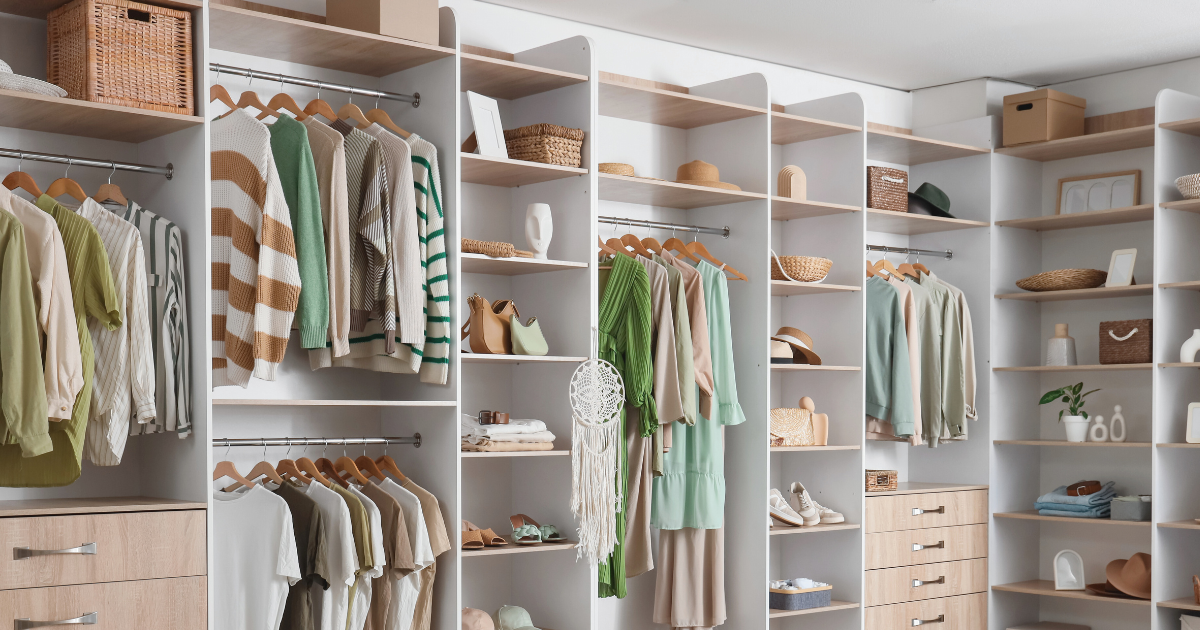 Walk-in multifonction avec espace bureau et coin maquillage