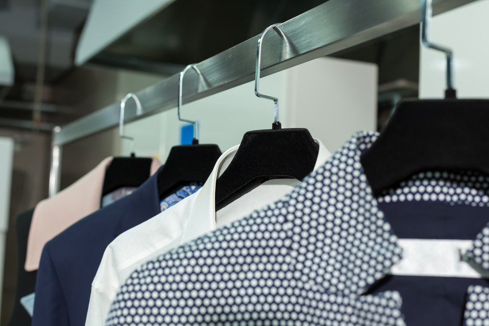 Tringles doubles pour organisation de garde-robe sur mesure